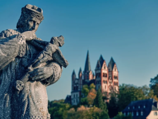 Der Limburger Dom thront majestätisch auf einem Kalkfelsen über der Lahn. Tauche ein in seine bewegte Geschichte, seine sieben Türme und die faszinierende Architektur.