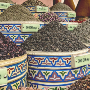 Lebendige Fotografien, die die Farben, Kultur und Architektur Marrakeschs einfangen, von den Souks bis zum Djemaa el Fna.