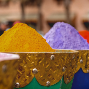 Lebendige Fotografien, die die Farben, Kultur und Architektur Marrakeschs einfangen, von den Souks bis zum Djemaa el Fna.