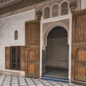 Lebendige Fotografien, die die Farben, Kultur und Architektur Marrakeschs einfangen, von den Souks bis zum Djemaa el Fna.