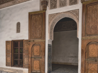Lebendige Fotografien, die die Farben, Kultur und Architektur Marrakeschs einfangen, von den Souks bis zum Djemaa el Fna.