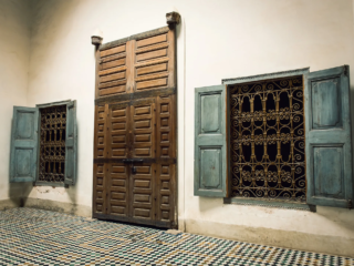 Lebendige Fotografien, die die Farben, Kultur und Architektur Marrakeschs einfangen, von den Souks bis zum Djemaa el Fna.