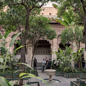 Lebendige Fotografien, die die Farben, Kultur und Architektur Marrakeschs einfangen, von den Souks bis zum Djemaa el Fna.