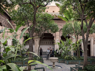 Lebendige Fotografien, die die Farben, Kultur und Architektur Marrakeschs einfangen, von den Souks bis zum Djemaa el Fna.