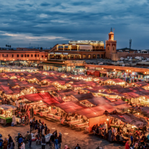 Lebendige Fotografien, die die Farben, Kultur und Architektur Marrakeschs einfangen, von den Souks bis zum Djemaa el Fna.