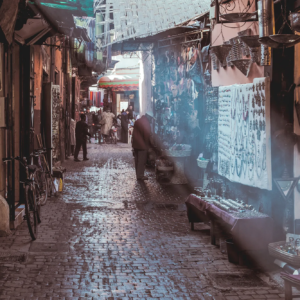 Lebendige Fotografien, die die Farben, Kultur und Architektur Marrakeschs einfangen, von den Souks bis zum Djemaa el Fna.