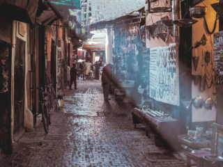 Lebendige Fotografien, die die Farben, Kultur und Architektur Marrakeschs einfangen, von den Souks bis zum Djemaa el Fna.