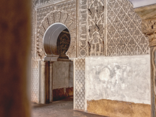 Lebendige Fotografien, die die Farben, Kultur und Architektur Marrakeschs einfangen, von den Souks bis zum Djemaa el Fna.