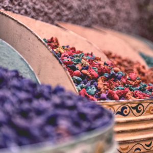 Lebendige Fotografien, die die Farben, Kultur und Architektur Marrakeschs einfangen, von den Souks bis zum Djemaa el Fna.