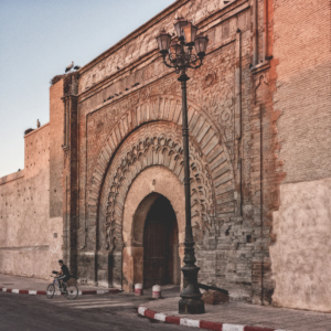 Lebendige Fotografien, die die Farben, Kultur und Architektur Marrakeschs einfangen, von den Souks bis zum Djemaa el Fna.