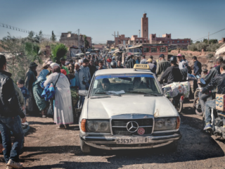 Lebendige Fotografien, die die Farben, Kultur und Architektur Marrakeschs einfangen, von den Souks bis zum Djemaa el Fna.