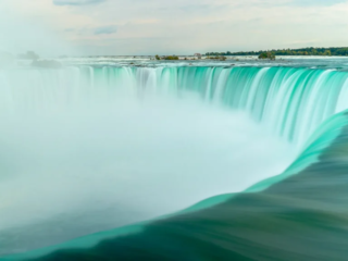 Ein beeindruckender Blick auf die Niagara-Fälle – tosendes Wasser, unaufhaltsame Kraft und atemberaubende Natur.