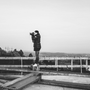 Alexandra Wagner fotografiert auf einer Baustelle