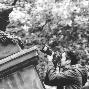 Thorsten Wagner ist ein erfahrener Fotograf bei Lumen Art, der sich darauf spezialisiert hat, flüchtige Momente in dauerhafte Kunstwerke zu verwandeln. Alexandra Wagner, ebenfalls bei Lumen Art, kombiniert ihre kreativen und organisatorischen Fähigkeiten, um alltägliche Szenen in außergewöhnliche visuelle Erlebnisse zu transformieren.