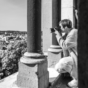 Thorsten Wagner ist ein erfahrener Fotograf bei Lumen Art, der sich darauf spezialisiert hat, flüchtige Momente in dauerhafte Kunstwerke zu verwandeln. Alexandra Wagner, ebenfalls bei Lumen Art, kombiniert ihre kreativen und organisatorischen Fähigkeiten, um alltägliche Szenen in außergewöhnliche visuelle Erlebnisse zu transformieren.