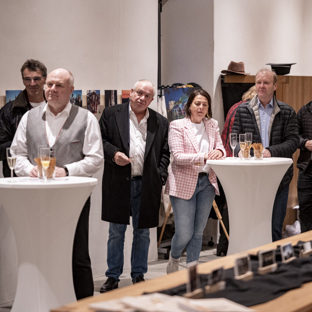 Fotoausstellung Limburger Dom Michaelskapelle, Architektur- und Landschaftsfotografie, Unverhüllt Ausstellung, Kunst im Dom Limburg