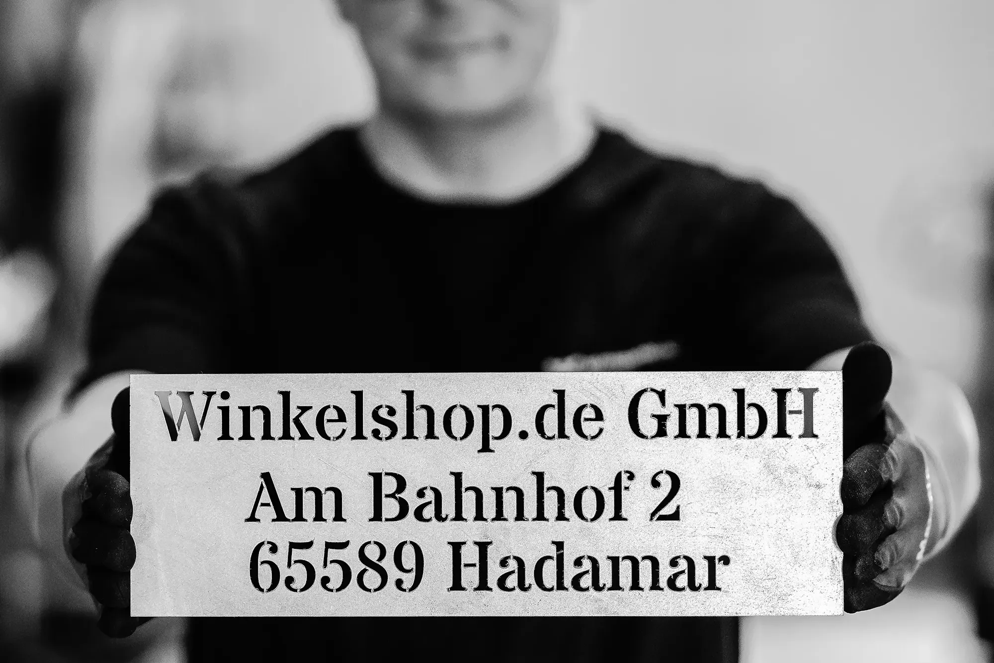 Die Bildserie von Winkelshop präsentiert hochwertige Winkelprodukte und beleuchtet die dahinterstehenden Menschen und Produktionsprozesse, die für Präzision und Qualität in der Herstellung von V2A- und Montagewinkeln sorgen