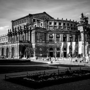 Entdecken Sie in dieser Fotografie-Serie die unvergängliche Schönheit Dresdens, eingefangen in Bildern, die barocke Pracht, lebendige Kultur und stille Momente der Stadt gleichermaßen beleuchten