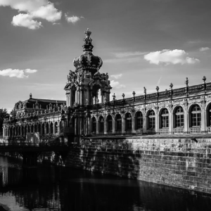 Entdecken Sie in dieser Fotografie-Serie die unvergängliche Schönheit Dresdens, eingefangen in Bildern, die barocke Pracht, lebendige Kultur und stille Momente der Stadt gleichermaßen beleuchten