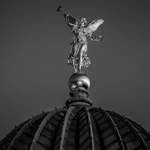 Entdecken Sie in dieser Fotografie-Serie die unvergängliche Schönheit Dresdens, eingefangen in Bildern, die barocke Pracht, lebendige Kultur und stille Momente der Stadt gleichermaßen beleuchten