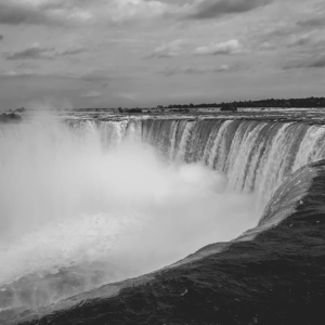 Niagarafälle – Türkisfarbenes Wasser und majestätische Wasserfälle in beeindruckenden Fotoaufnahmen.