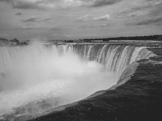 Niagarafälle – Türkisfarbenes Wasser und majestätische Wasserfälle in beeindruckenden Fotoaufnahmen.