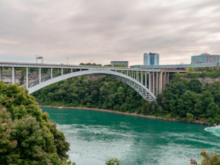 Niagarafälle – Türkisfarbenes Wasser und majestätische Wasserfälle in beeindruckenden Fotoaufnahmen.