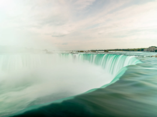 Niagarafälle – Türkisfarbenes Wasser und majestätische Wasserfälle in beeindruckenden Fotoaufnahmen.