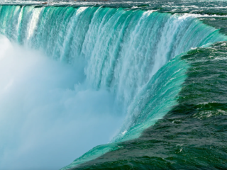Niagarafälle – Türkisfarbenes Wasser und majestätische Wasserfälle in beeindruckenden Fotoaufnahmen.
