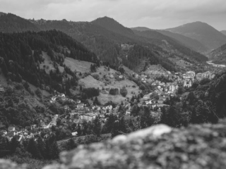 👉 Unsere Reise nach Bosnien führte uns für ein Charity-Projekt mit den Maltesern nach Vareš. In Sarajevo besuchten wir die alte Bobbahn – ein Ort voller Geschichte &amp; urbaner Kunst. Entdecke unsere Eindrücke!