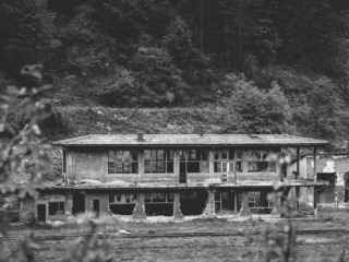 👉 Unsere Reise nach Bosnien führte uns für ein Charity-Projekt mit den Maltesern nach Vareš. In Sarajevo besuchten wir die alte Bobbahn – ein Ort voller Geschichte &amp; urbaner Kunst. Entdecke unsere Eindrücke!
