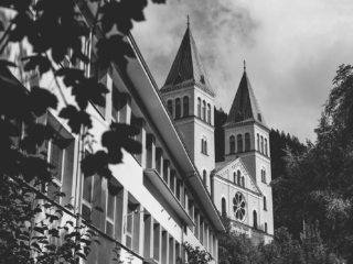 👉 Unsere Reise nach Bosnien führte uns für ein Charity-Projekt mit den Maltesern nach Vareš. In Sarajevo besuchten wir die alte Bobbahn – ein Ort voller Geschichte &amp; urbaner Kunst. Entdecke unsere Eindrücke!