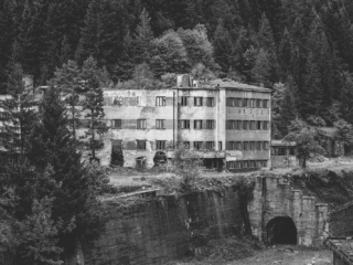 👉 Unsere Reise nach Bosnien führte uns für ein Charity-Projekt mit den Maltesern nach Vareš. In Sarajevo besuchten wir die alte Bobbahn – ein Ort voller Geschichte &amp; urbaner Kunst. Entdecke unsere Eindrücke!