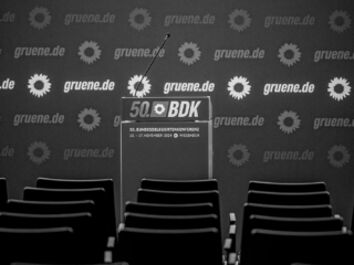Szene vom Grünen-Parteitag 2024 in Wiesbaden – politische Reden, Diskussionen und Momente der Interaktion.