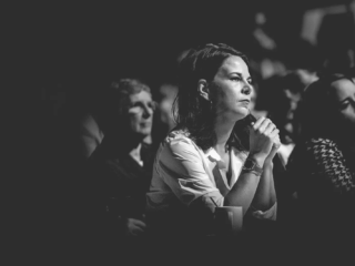 Szene vom Grünen-Parteitag 2024 in Wiesbaden – politische Reden, Diskussionen und Momente der Interaktion.