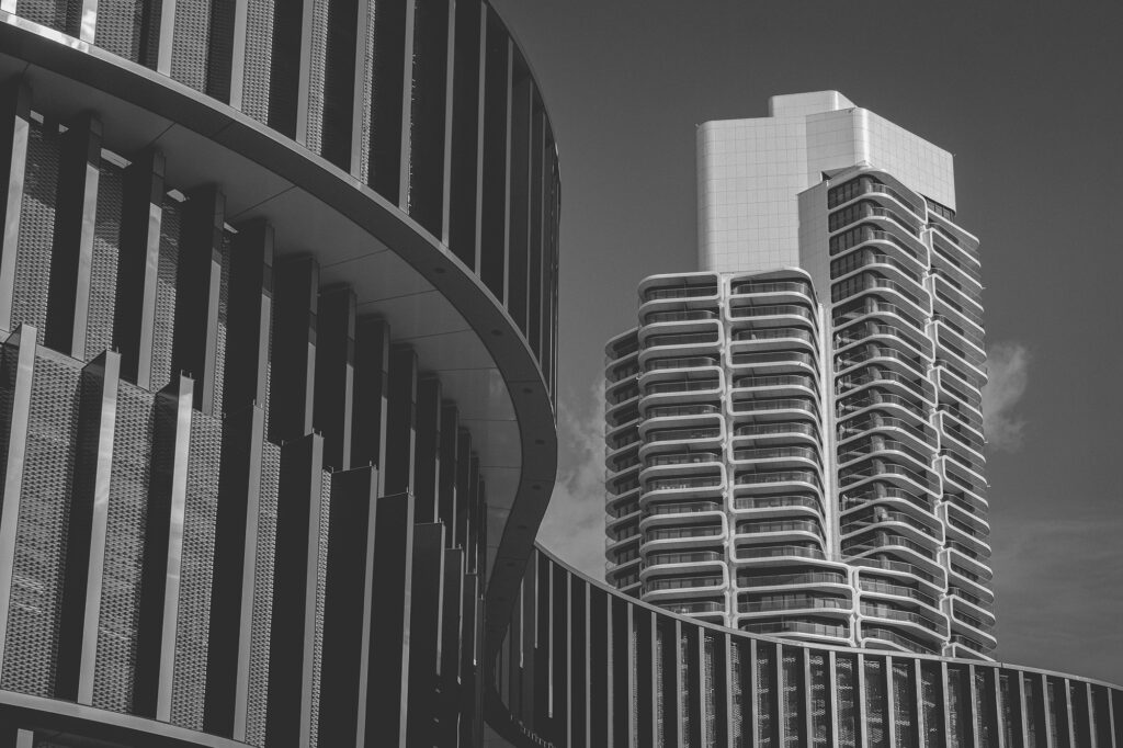 Kontrapunkt Kurve und Kante, Rhythmus und Ruhe: Die streng gegliederte Fassade der Skyline Plaza trifft auf die geschwungene Eleganz des Grand Tower. Zwei architektonische Stimmen im Raum – kontrastierend und doch im Einklang. Eine fotografische Komposition über das Formgefühl der Stadt.