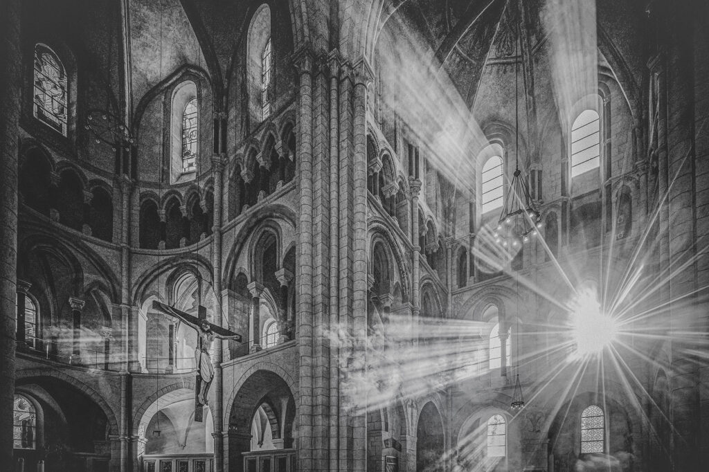 Ein Moment der Stille, durchbrochen vom Licht. Sonnenstrahlen durchdringen das Kirchenschiff und tauchen den Raum in eine fast überirdische Atmosphäre. Die Architektur tritt zurück, das Licht wird zum Protagonisten – es scheint das Unsichtbare sichtbar zu machen. Im Zentrum: das Kreuz, das durch das einfallende Licht neu inszeniert wird. „Strahlen der Andacht“ ist mehr als ein Titel – es ist eine Einladung zur inneren Einkehr, zur Betrachtung von Licht, Raum und Glaube.