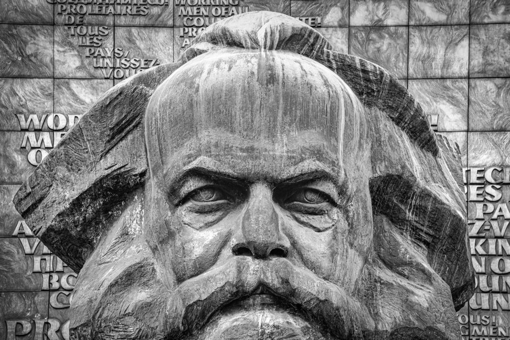 Dieses eindrucksvolle Foto mit dem Titel &quot;Der Blick&quot; fängt die monumentale Präsenz des Karl Marx Denkmals auf beeindruckende Weise ein. Das Bild betont die Details und die eindrucksvolle Ausdruckskraft des Kopfes, wobei die markanten Züge von Marx deutlich hervortreten. &quot;Der Blick&quot; ist mehr als nur ein Foto; sein Blick scheint die Betrachter geradezu in seinen Bann zu ziehen.