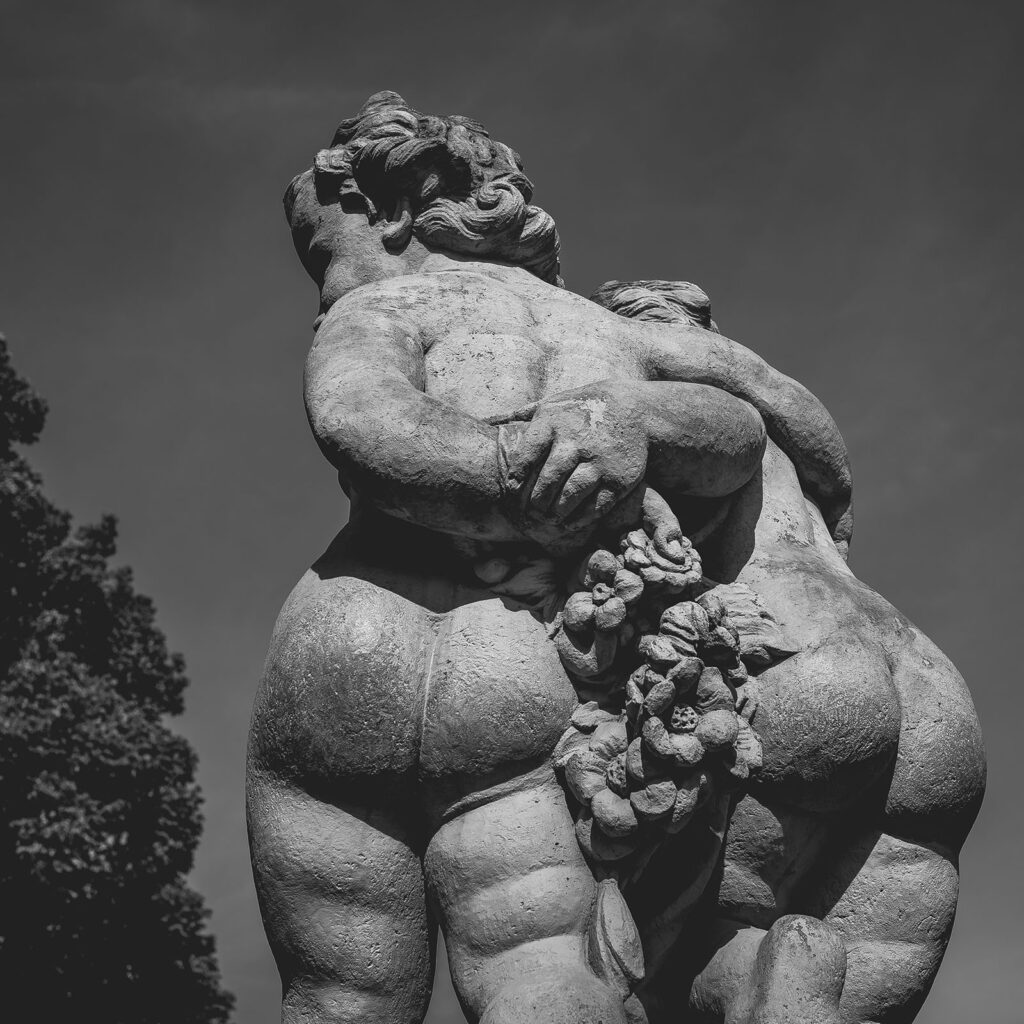 Fest in Stein gemeißelt, aber voller Leben: Diese barocke Skulptur aus dem Dresdner Zwinger verkörpert die Schönheit und Vergänglichkeit der Zeit. Die Schwarz-Weiß-Ästhetik verstärkt die plastische Wirkung der Figuren und hebt ihre feinen Details hervor.