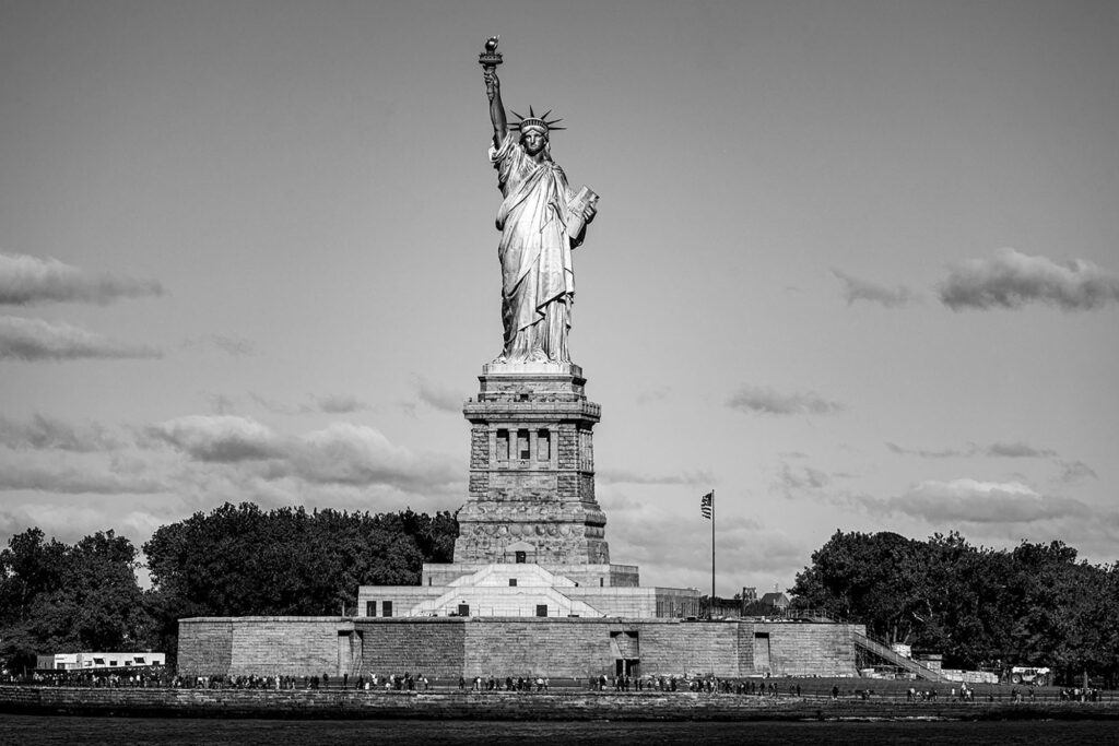 Zeitlose Ikone Hoffnung, zieht täglich Tausende von Besuchern aus der ganzen Welt an. Auf diesem Schwarz-Weiß-Foto erhebt sich die Statue majestätisch vor einem leicht bewölkten Himmel. Besonders mit der Belichtung und der gewählten Tageszeit gut in Szene gesetzt, strahlt dieses beliebte Modell eine zeitlose Schönheit aus, die ihre historische Bedeutung unterstreicht.