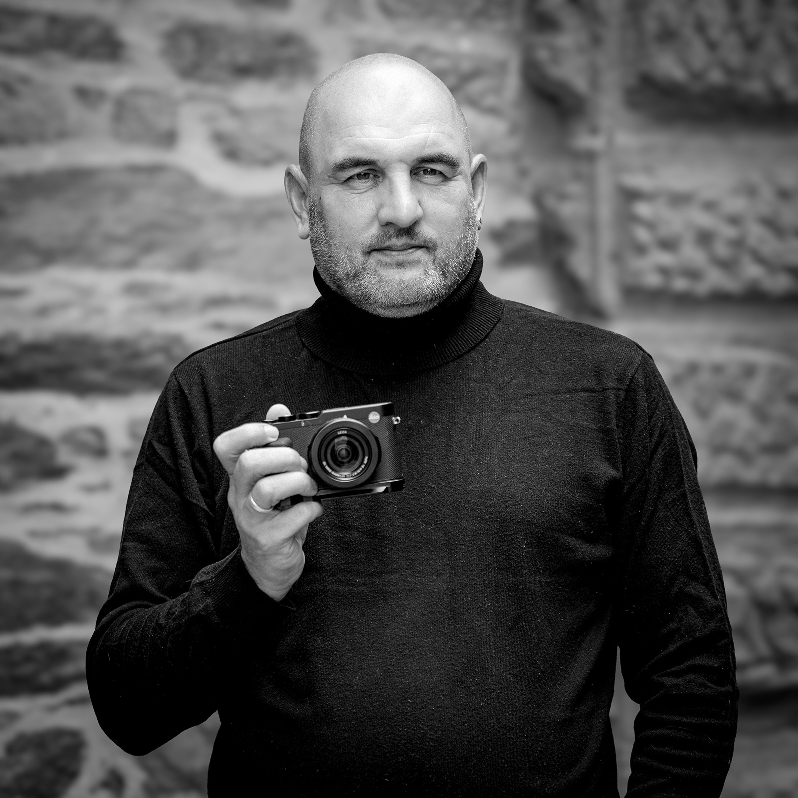 Thorsten Wagner im Porträt mit Kamera, symbolisch für seinen dokumentarischen Blick