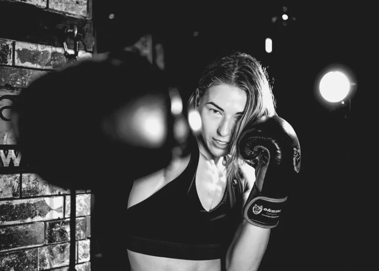 Diese Schwarz-Weiß-Fotoserie zeigt die rohe Energie und Entschlossenheit von Models während eines Black Week Shootings in einem Fitnessstudio. Der Fokus liegt auf der Dynamik der Bewegung, den Kontrasten von Licht und Schatten sowie den Details der Muskulatur. Die Farblosigkeit hebt die Intensität und Hingabe des Trainings zeitlos hervor.