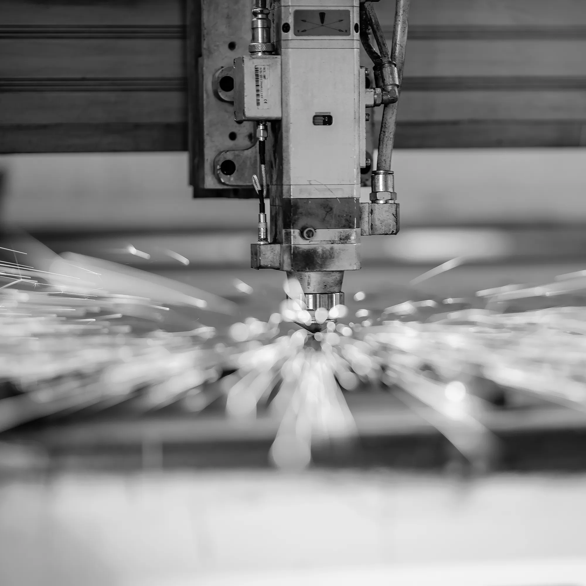 Die Bildserie von Winkelshop präsentiert hochwertige Winkelprodukte und beleuchtet die dahinterstehenden Menschen und Produktionsprozesse, die für Präzision und Qualität in der Herstellung von V2A- und Montagewinkeln sorgen