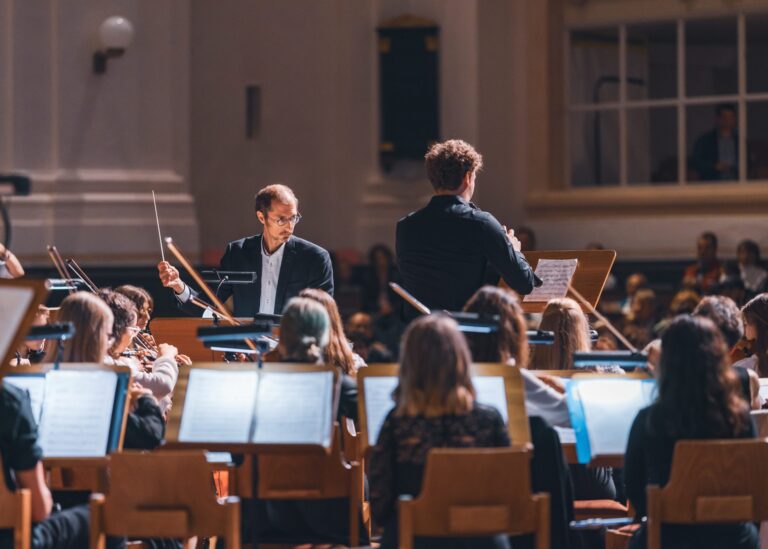 Musikerinnen und Musiker des Orchesters „Trotzdem“ beim Benefizkonzert in der Schlosskirche Weilburg