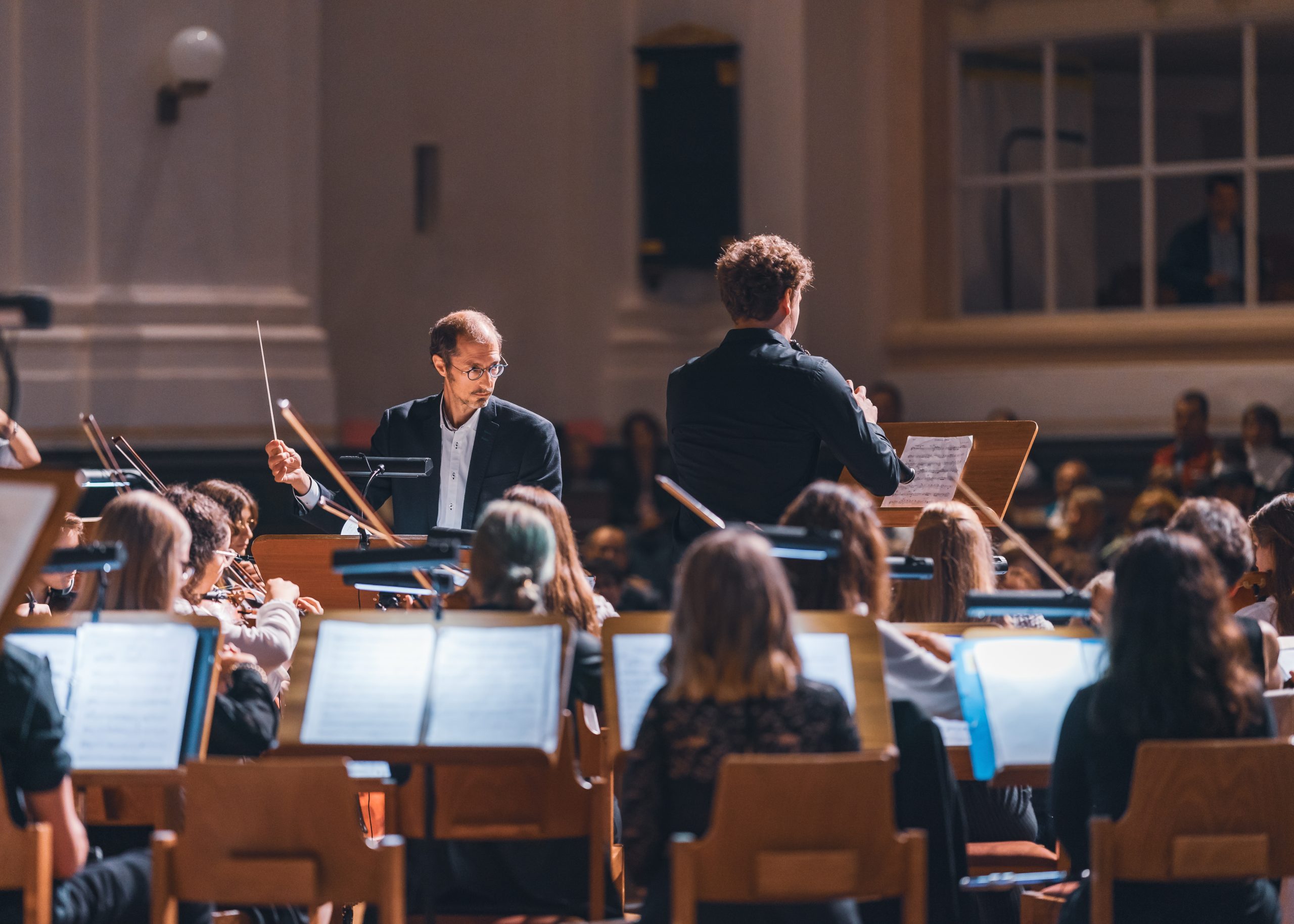Musikerinnen und Musiker des Orchesters „Trotzdem“ beim Benefizkonzert in der Schlosskirche Weilburg