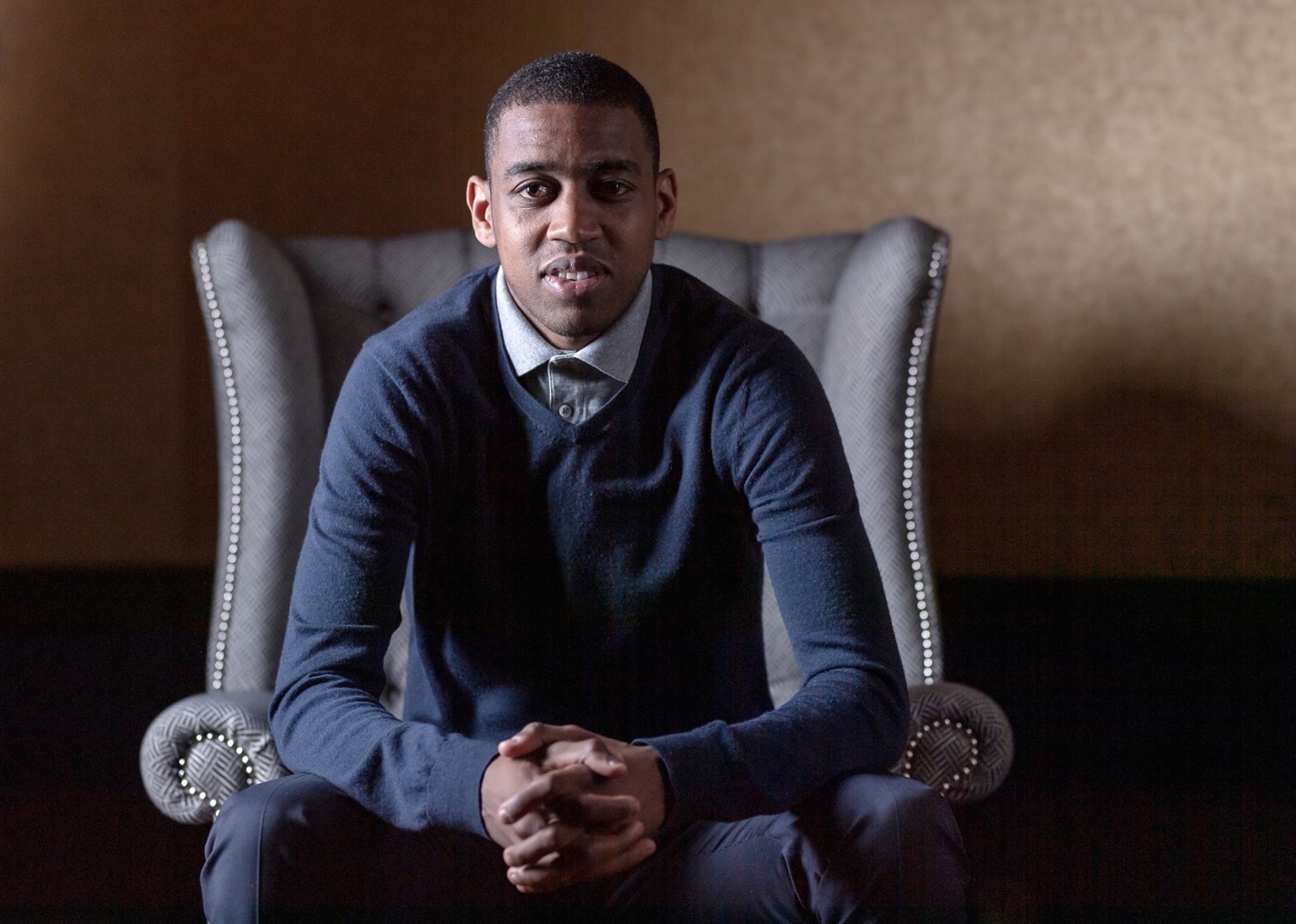 Porträt eines Mannes in einem Sessel – modernes Businessfoto mit natürlichem Licht.