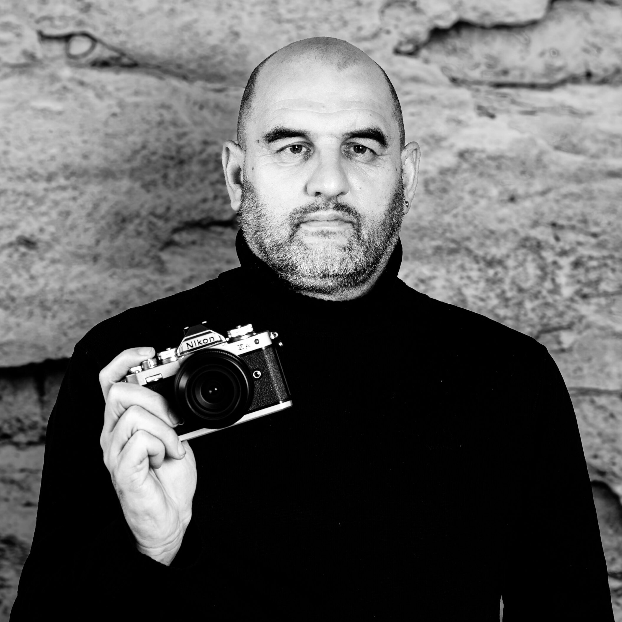 Thorsten Wagner im Porträt mit Kamera, symbolisch für seinen dokumentarischen Blick