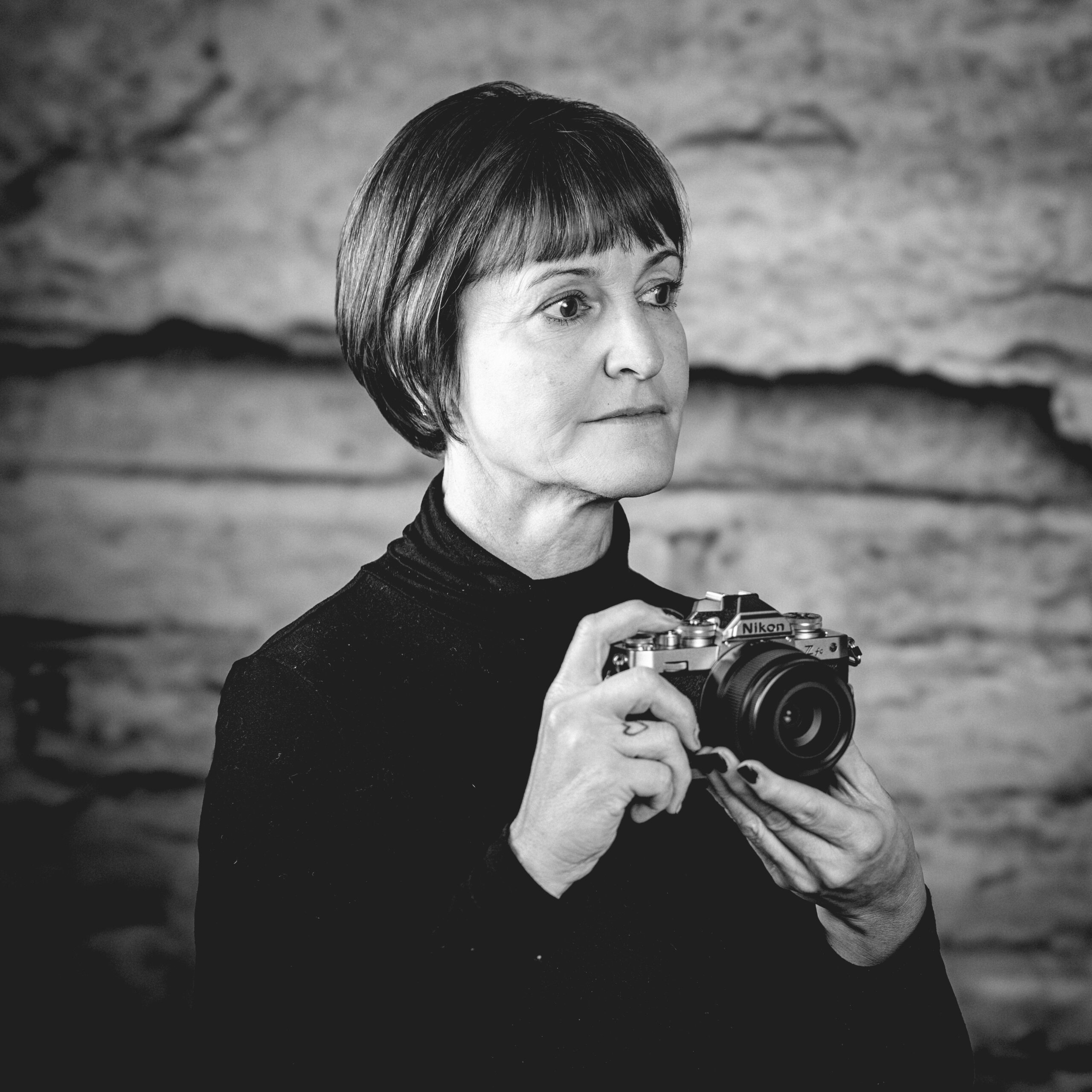 Thorsten Wagner im Porträt mit Kamera, symbolisch für seinen dokumentarischen Blick