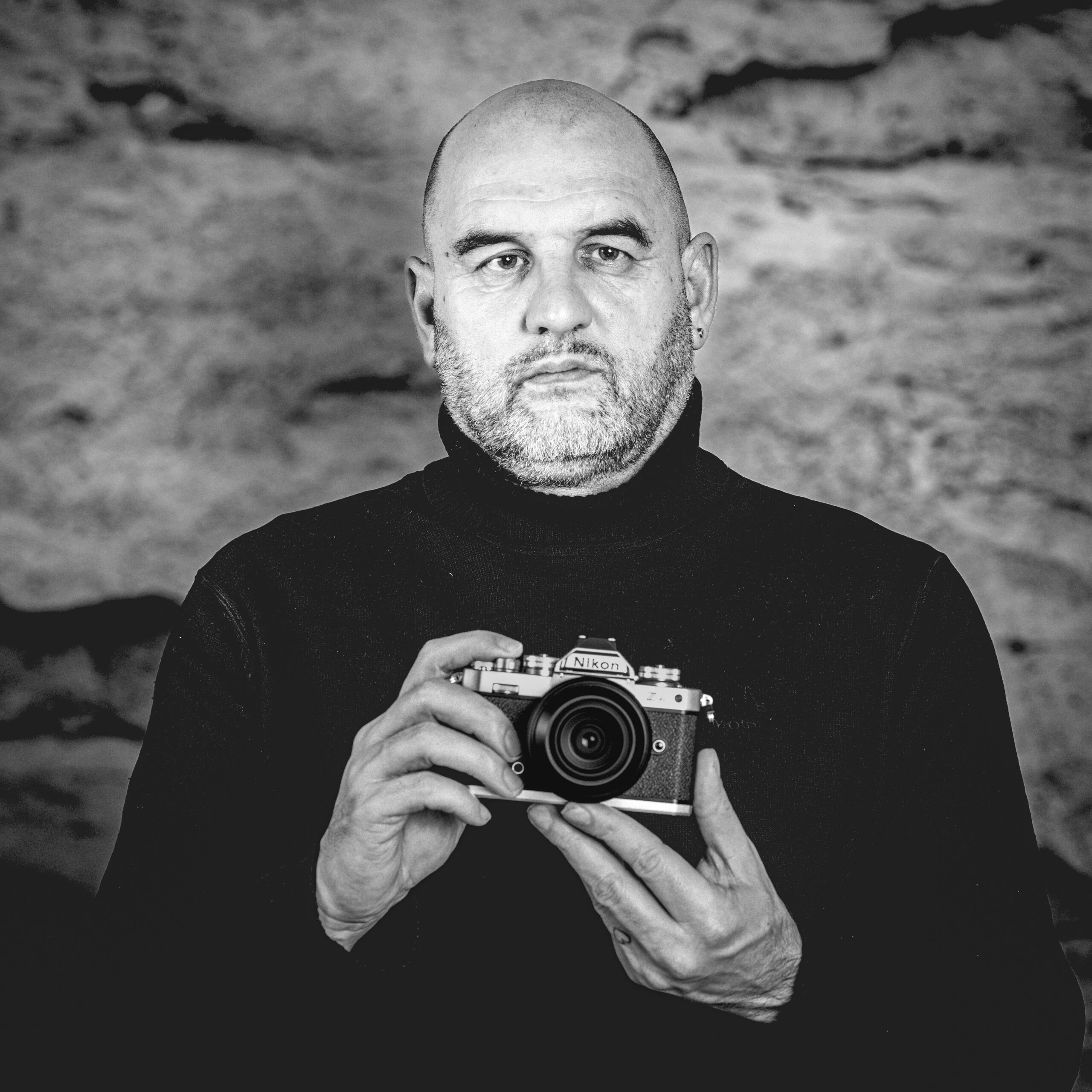 Thorsten Wagner im Porträt mit Kamera, symbolisch für seinen dokumentarischen Blick