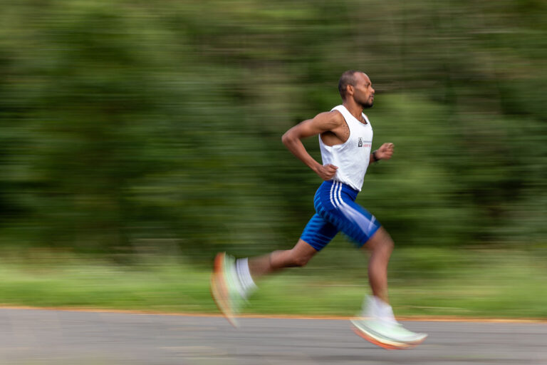 Dokumentarische Bildserie über Marathonläufer Abdi Uja im Training und auf dem Weg zur sportlichen Weiterentwicklung